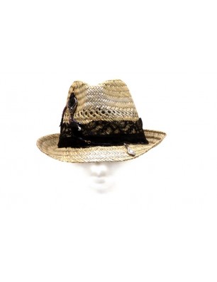 Chapeau en paille customisé dentelle et bijoux