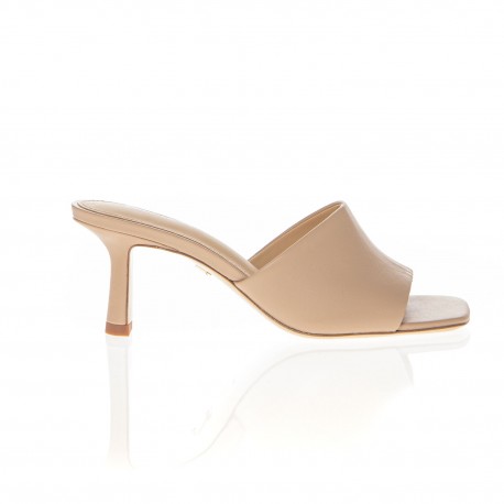 Lola Cruz mules en cuir beige à talon bobine et bout carré